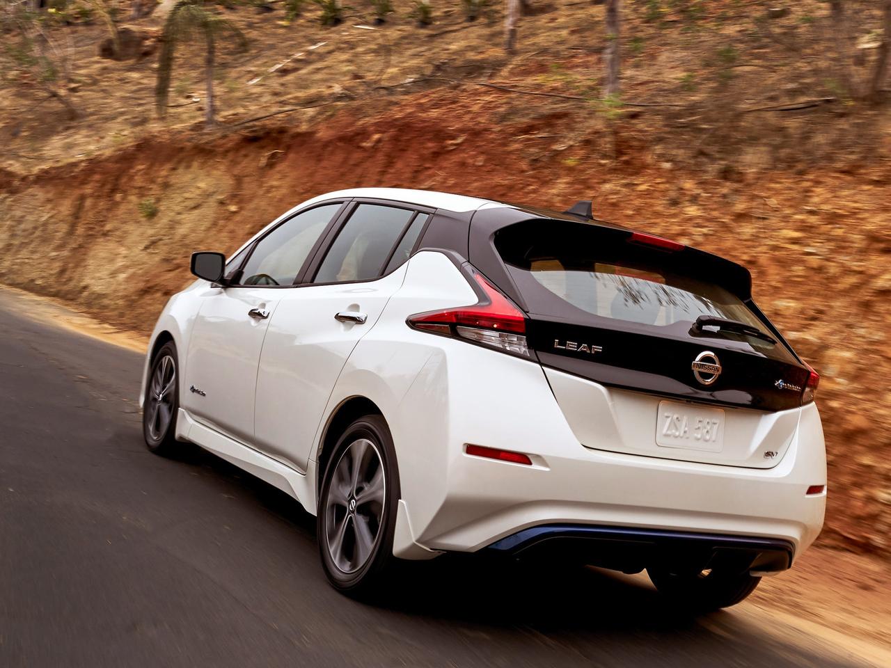 voiture blanche nissan