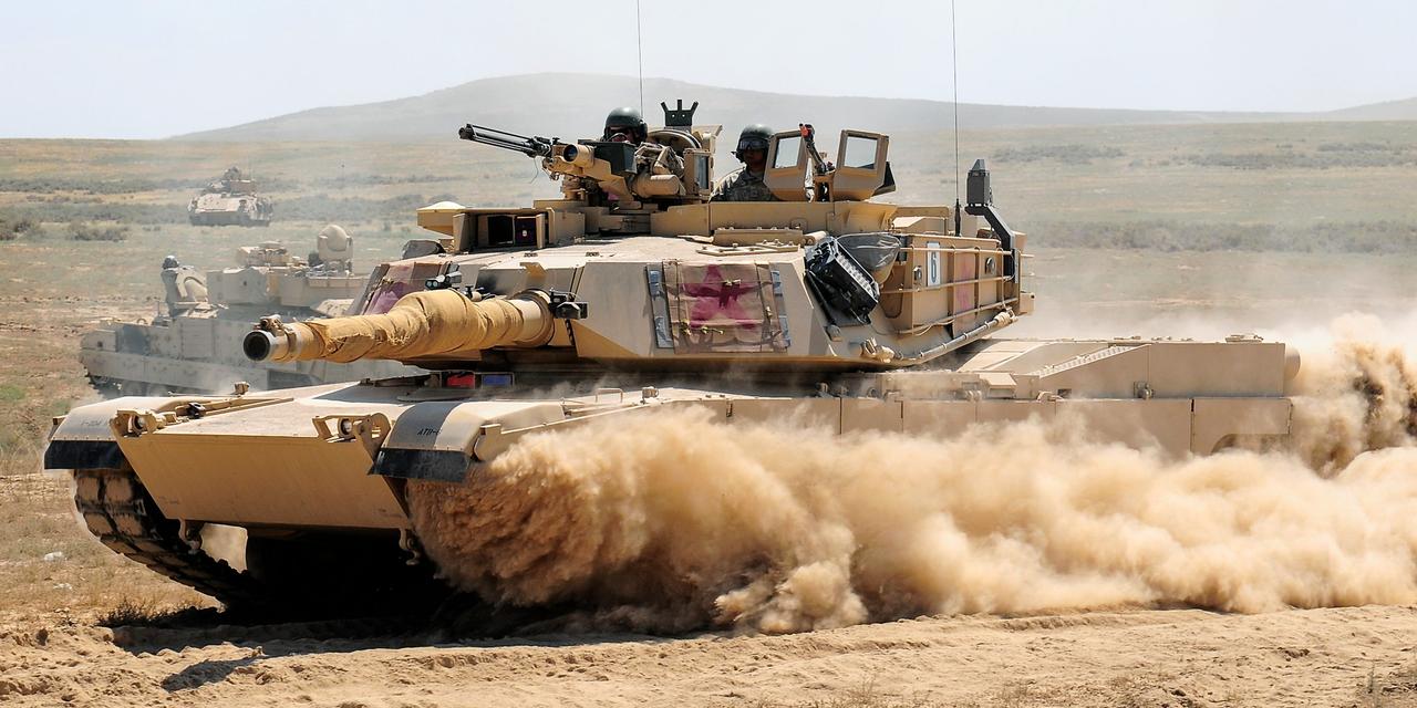 アイダホ州のオーチャード戦闘訓練センターで行われた第116回｢eXportable Combat Training Exercise｣で、有刺鉄線を乗り越えて進むミネソタ州軍の主力戦車｢M1A2エイブラムス｣。