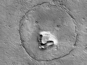 クマの顔に見える、NASAの火星探査機が撮った写真