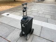 実証試験で使われているAIスーツケース。市販のスーツケースを改造して、カメラはもちろん、GPSやLIDARといったセンサーも搭載されている。内部には地図情報や音声解説情報をもつコンピューターも搭載されている。