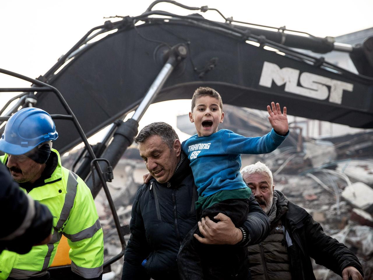 2023年2月8日、トルコのハタイで、倒壊した建物から救助された8歳の少年。
