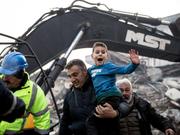 2023年2月8日、トルコのハタイで、倒壊した建物から救助された8歳の少年。