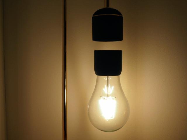 レトロな電球が宙に浮いて点灯する不思議なライト。スマホなどを