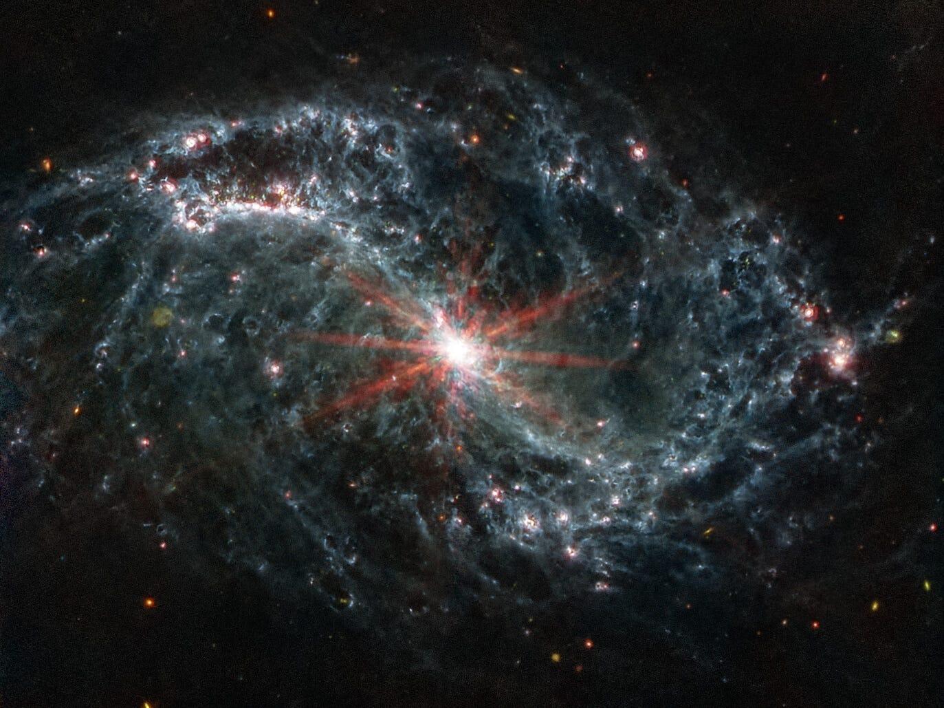 これまで見えなかった銀河の星形成活動を撮影…JWSTによる画像をNASAが