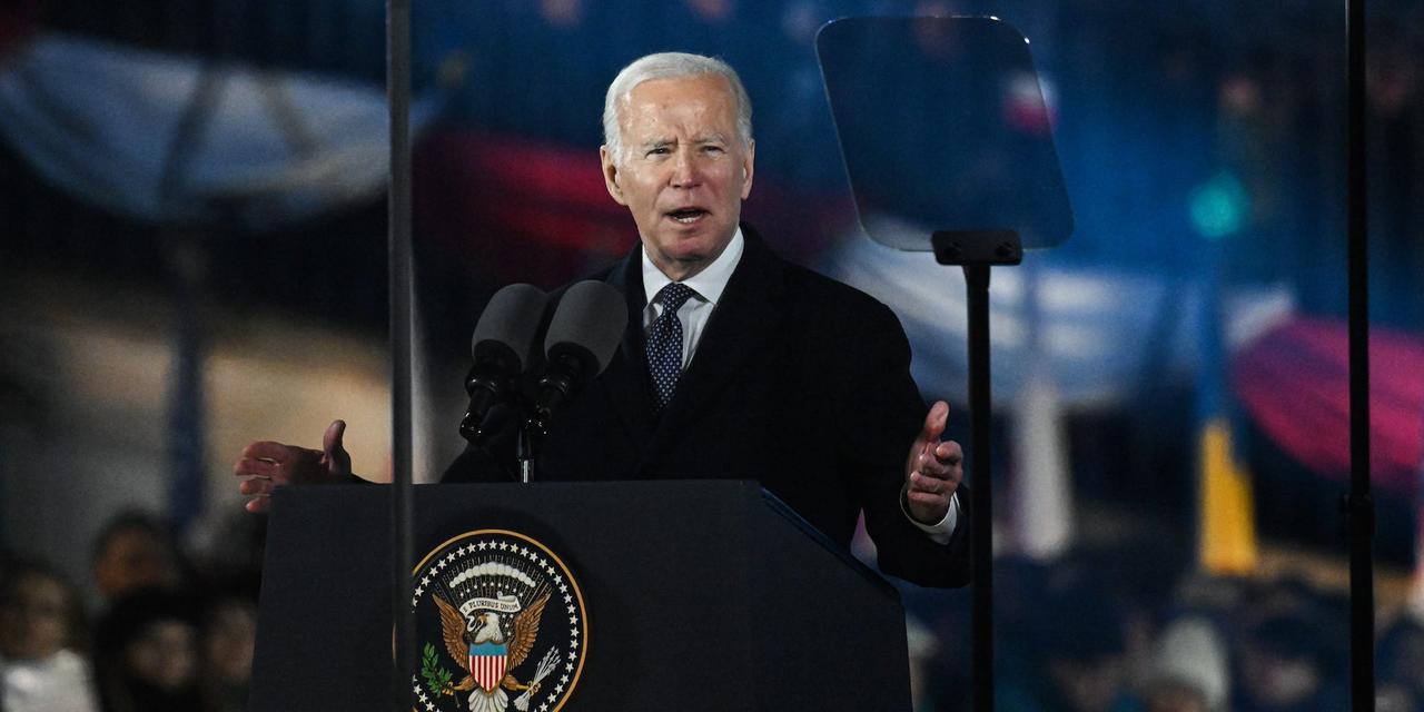 2023年2月21日、ポーランドのワルシャワでスピーチを行うアメリカのバイデン大統領。