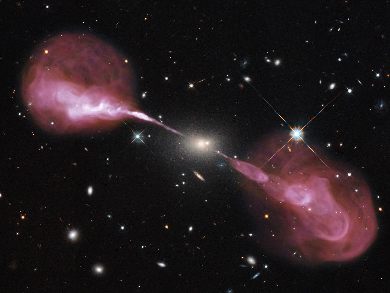 ヘラクレスA銀河の中心部にある超大質量ブラックホールの重力エネルギーによって噴射された壮大な宇宙ジェット。