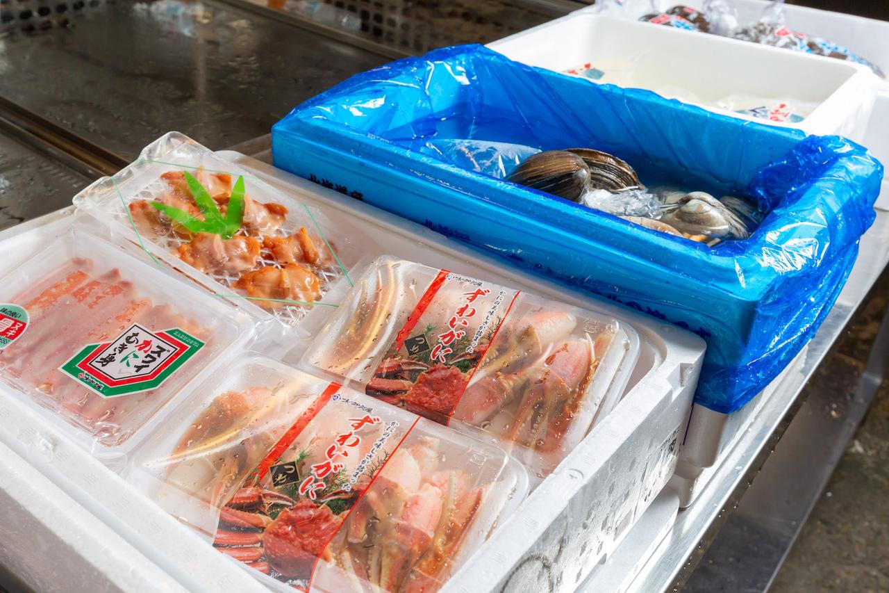エビやカニなどの甲殻類や貝類など現在は400種以上の商品を取り扱う。