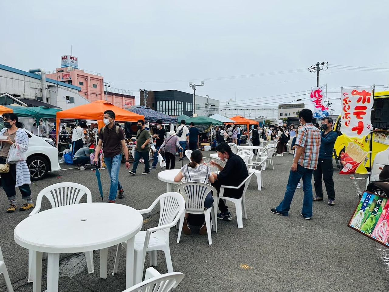 初回に20店舗でスタートした｢市場deマルシェ｣は、今では100店舗が出店する一大イベントに。