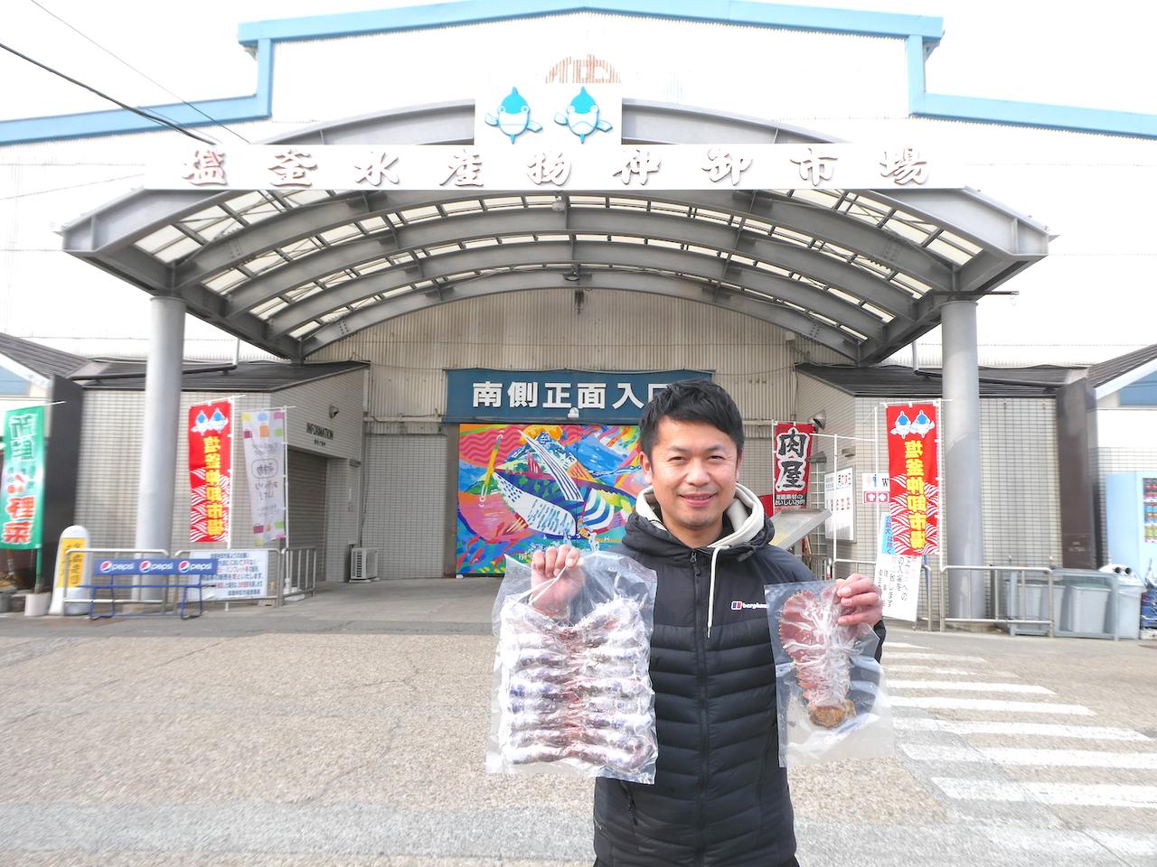 ｢塩釜仲卸市場ブリッジプロジェクト｣のリーダー今野元博さん（43）は水産卸売販売｢海老今｣の3代目。 家業を継ぐ前は大手音楽レーベルや中国・上海の商業施設に関わる会社、国内のアウトレット運営会社で働くなど異色の経歴を持つ。