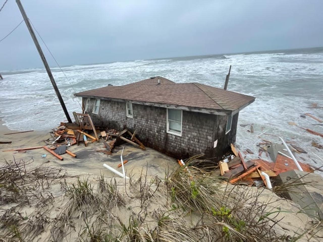 海の崩落する住宅