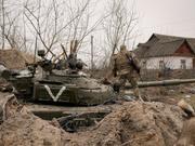 2022年4月5日、ウクライナのアンドリイカで、放棄されたロシア軍の戦車をチェックするウクライナ兵。