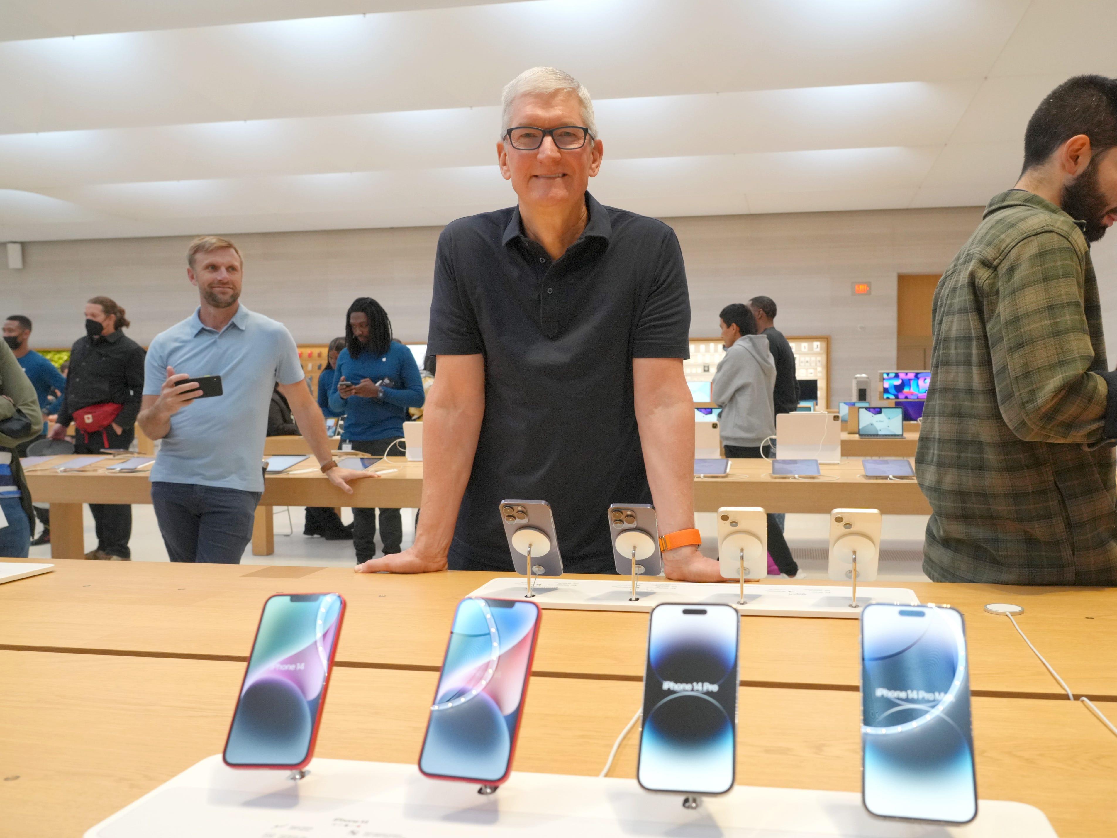 アップルの折りたたみ式iPhoneは落下したときに自動で閉じる…特許出願から推測