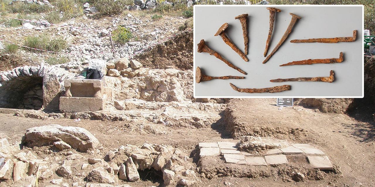 トルコの遺跡にあった墓と、そこで見つかった釘（囲み写真）。考古学者はこれらの釘について、｢不安定な死者の魂｣を墓につなぎとめるための｢魔除け｣だった可能性もあると見ている。