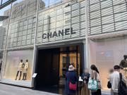シャネル銀座。入店待ちの列には若者の姿も見られた。
