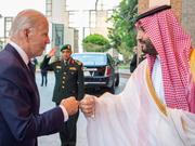 2022年7月にサウジアラビアを訪問したバイデン大統領は、ムハンマド・ビン・サルマン皇太子と拳を突き合わせて挨拶した。