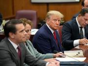 ドナルド・トランプ前大統領と弁護団。2023年4月4日、マンハッタンの裁判所で。