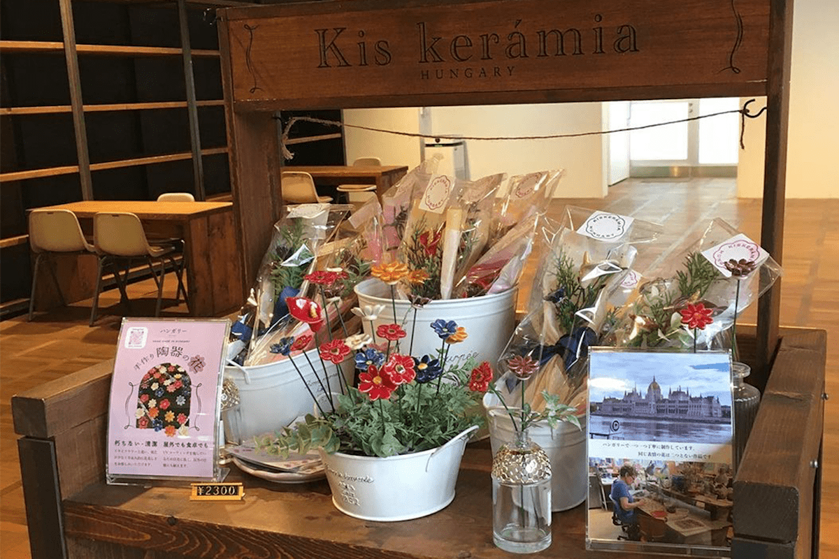 アンティーク 花束を持った女の子 陶器置物 ハンガリー ホロハーザ