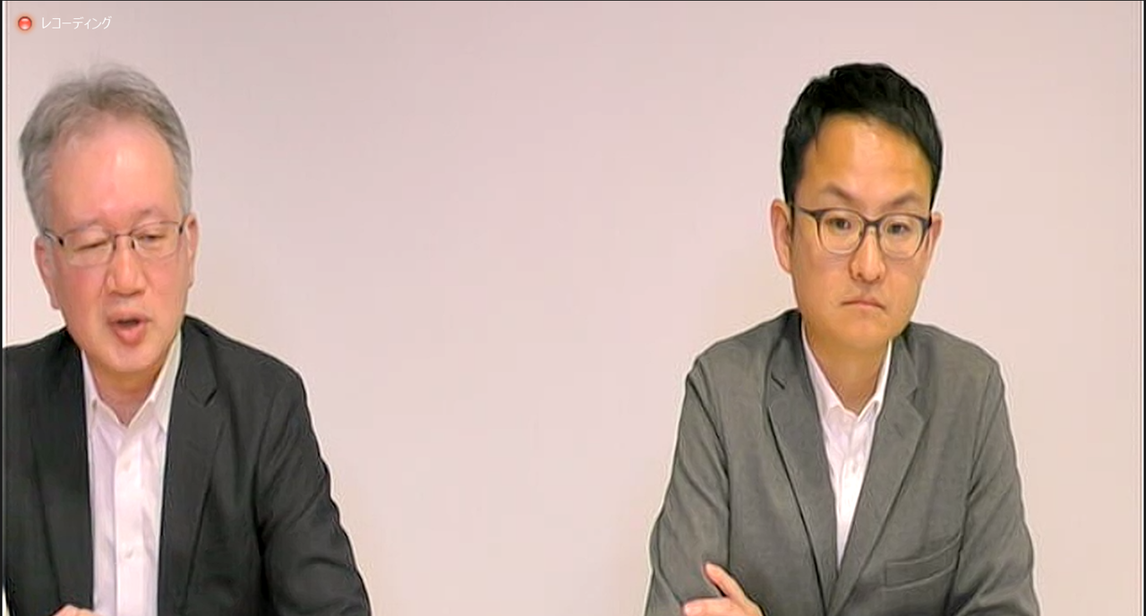 良品計画の決算に登壇した堂前宣夫社長（左）。