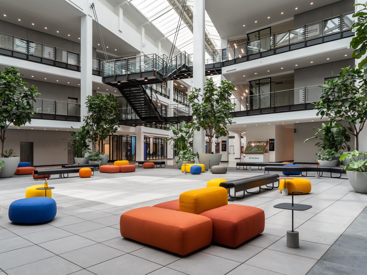 Bell Works Chicagolandのオフィス付近のロビー