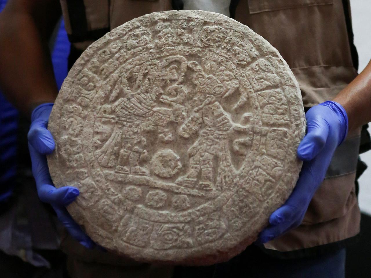 チチェン・イッツァのマヤの遺跡で、球技に使われた円形のスコアボード。メキシコ、メリダで2023年4月11日に行われた記者会見で公開された。