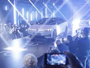 フォルクスワーゲンは2023年4月17日、ドイツ・ベルリンで開催された公式デビューイベントで、新たなでんどセダン｢ID.7｣を発表した。ドイツの自動車メーカーフォルクスワーゲンは、内燃機関からの移行に伴い、電気自動車のラインナップを拡大している。