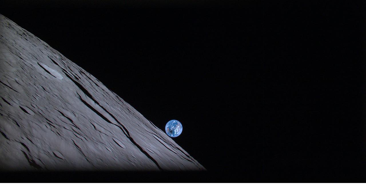 ミッション中に月着陸船が撮影した月面と地球。