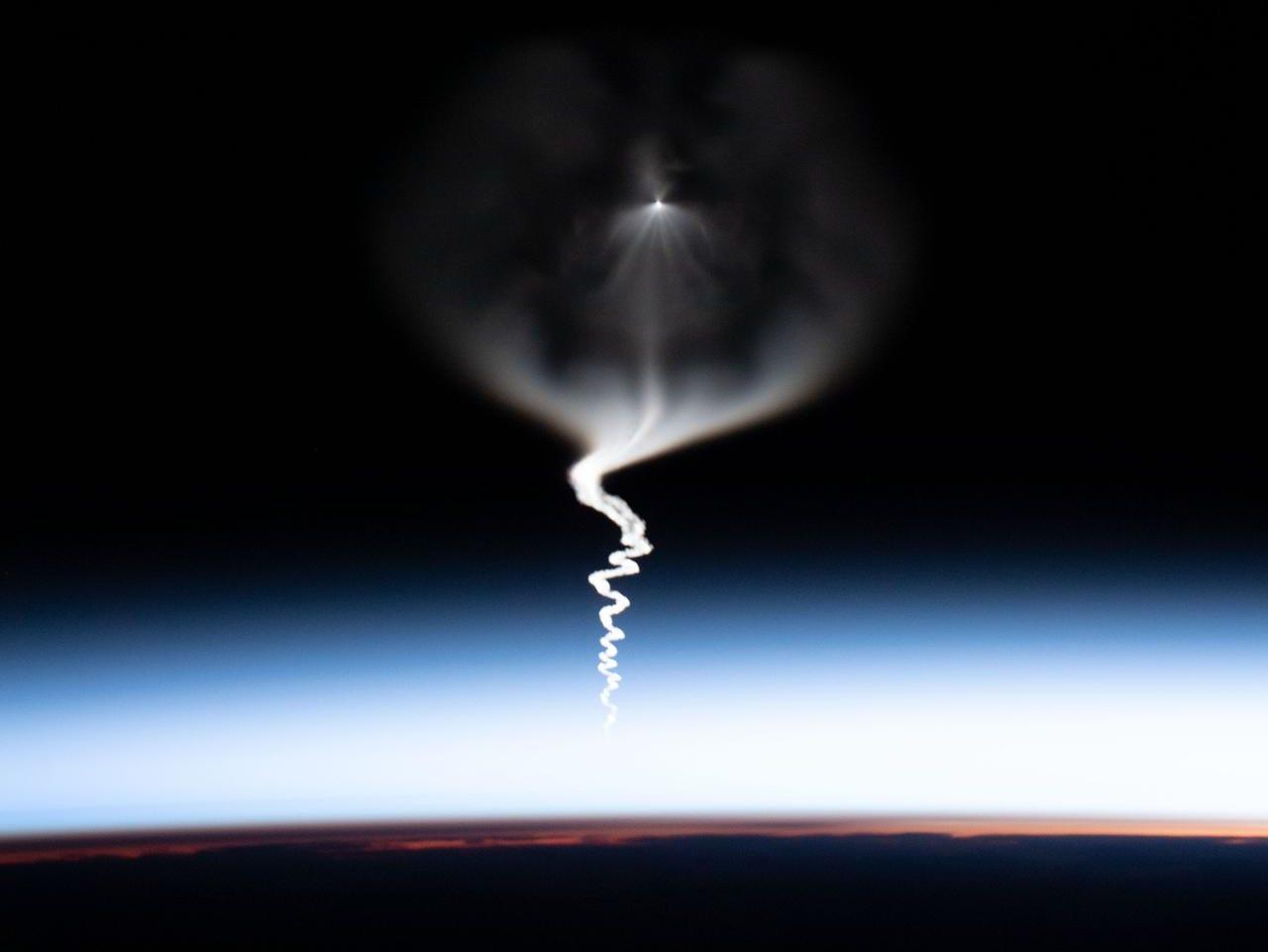 打ち上げられて上昇するロシアのソユーズ宇宙船。国際宇宙ステーションから撮影。