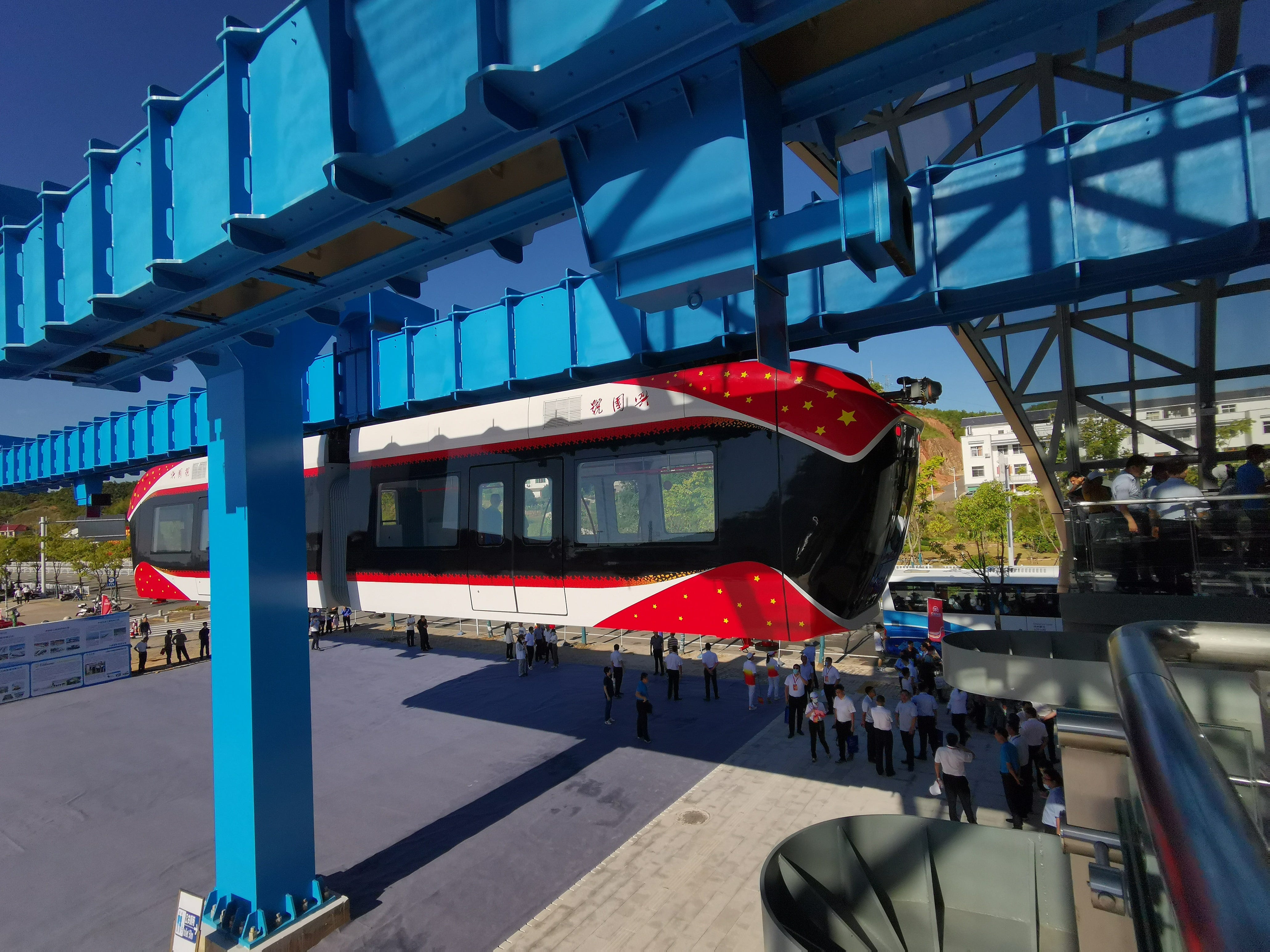 中国の世界初の吊り下げ式リニア鉄道、「レッドレール」を見て
