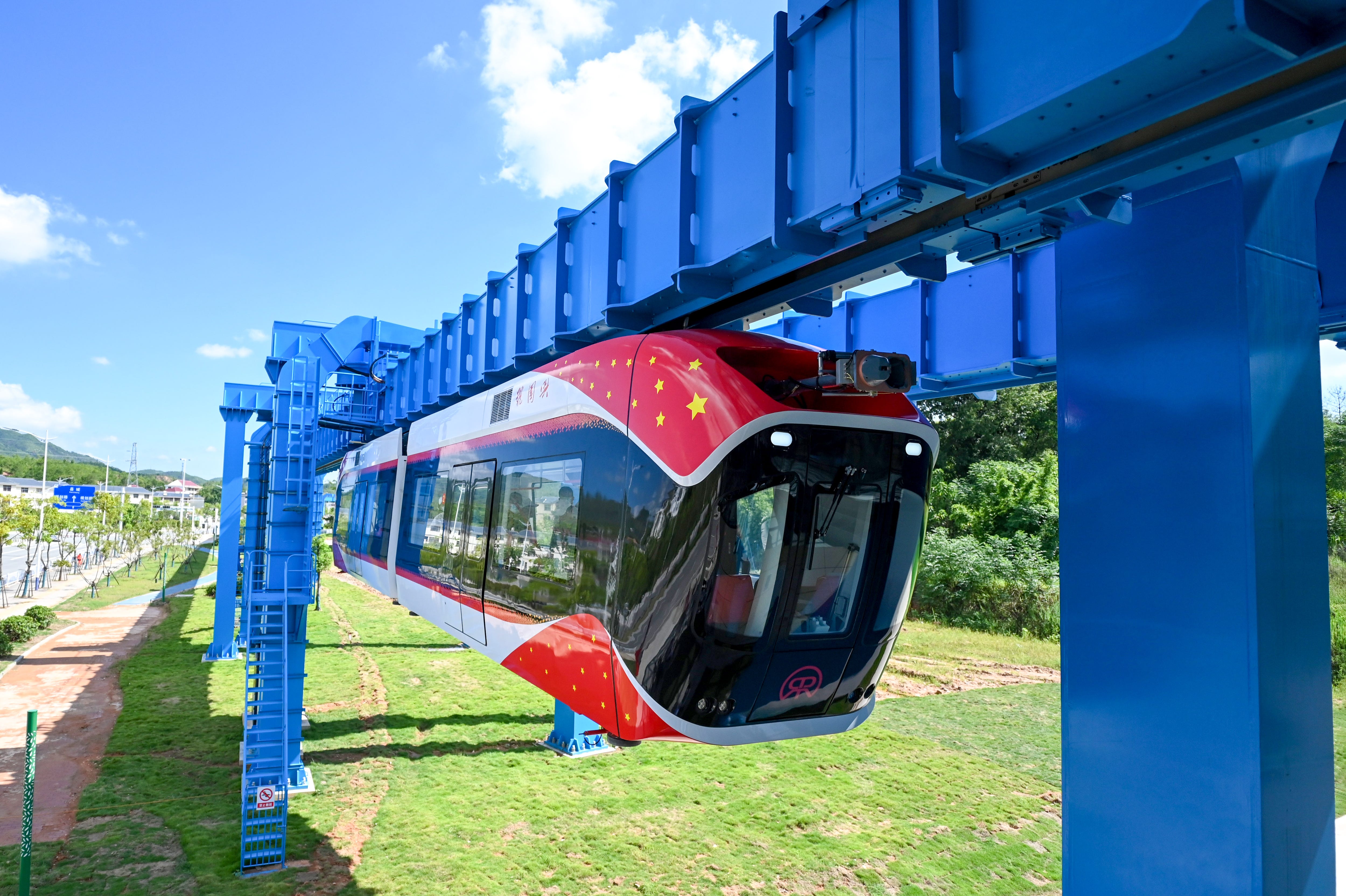 中国の世界初の吊り下げ式リニア鉄道、「レッドレール」を見て