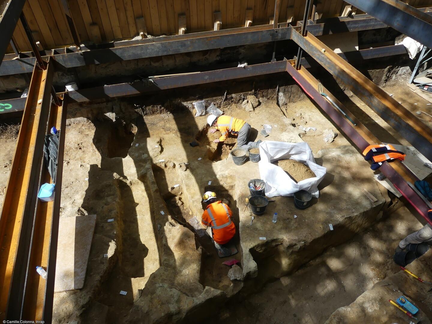 2000年前の遺体がコインやブタの副葬品とともに出土…ノートルダム大