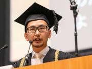 東大の入学式で挨拶をする馬渕さん。