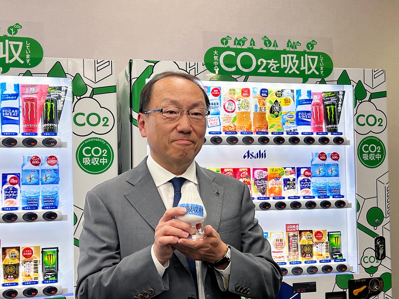 アサヒ飲料｢CO2を食べる自販機｣を開発。大気中のCO2を吸収し、肥料や建材に活用する循環モデル目指す | Business Insider Japan