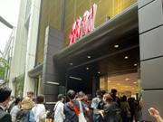 H&M銀座並木通り店。オープン時には多くの来店客が列を作った。