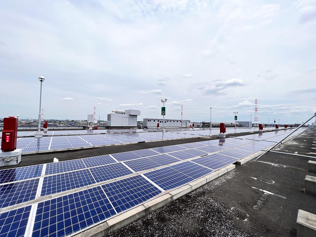 Since 2018, IKEA Japan has been operating all of its stores in Japan with 100% renewable electricity. At the Shinmisato store, a 380-kilowatt solar panel was installed on the roof. About 10% of the electricity required to operate the store is covered by in-house power generation, and the rest is purchased from 100% renewable energy.