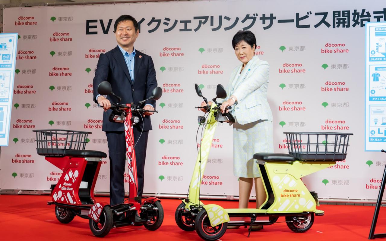 EVバイクシェアリングサービスの開始式に登壇した、ドコモ・バイクシェアの武岡雅則社長（左）と小池百合子東京都知事。