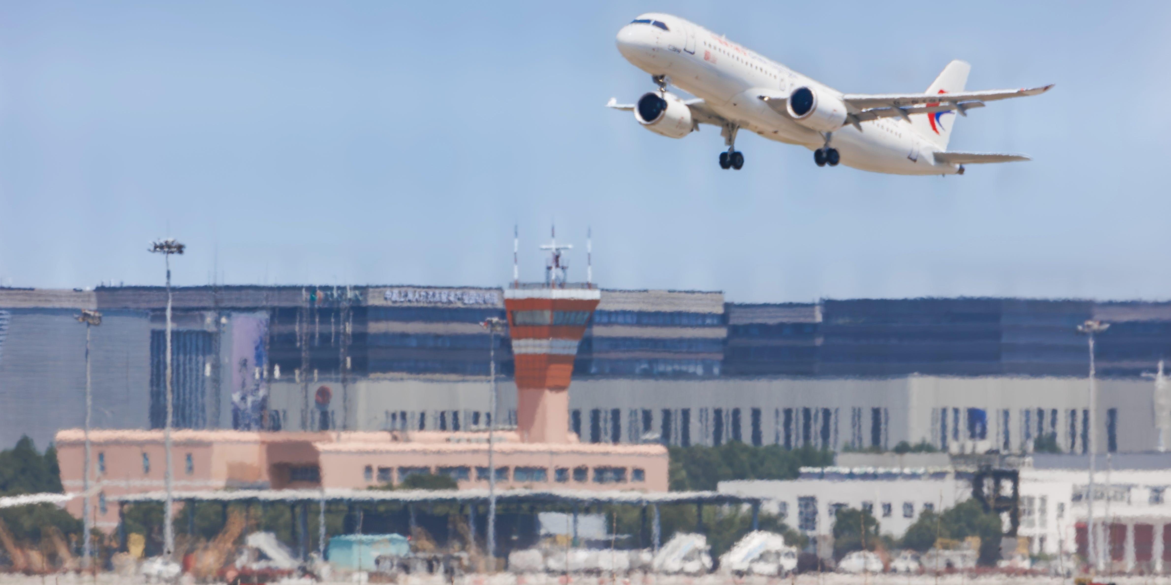 中国、初の自国製大型旅客機で商用飛行を開始 | Business