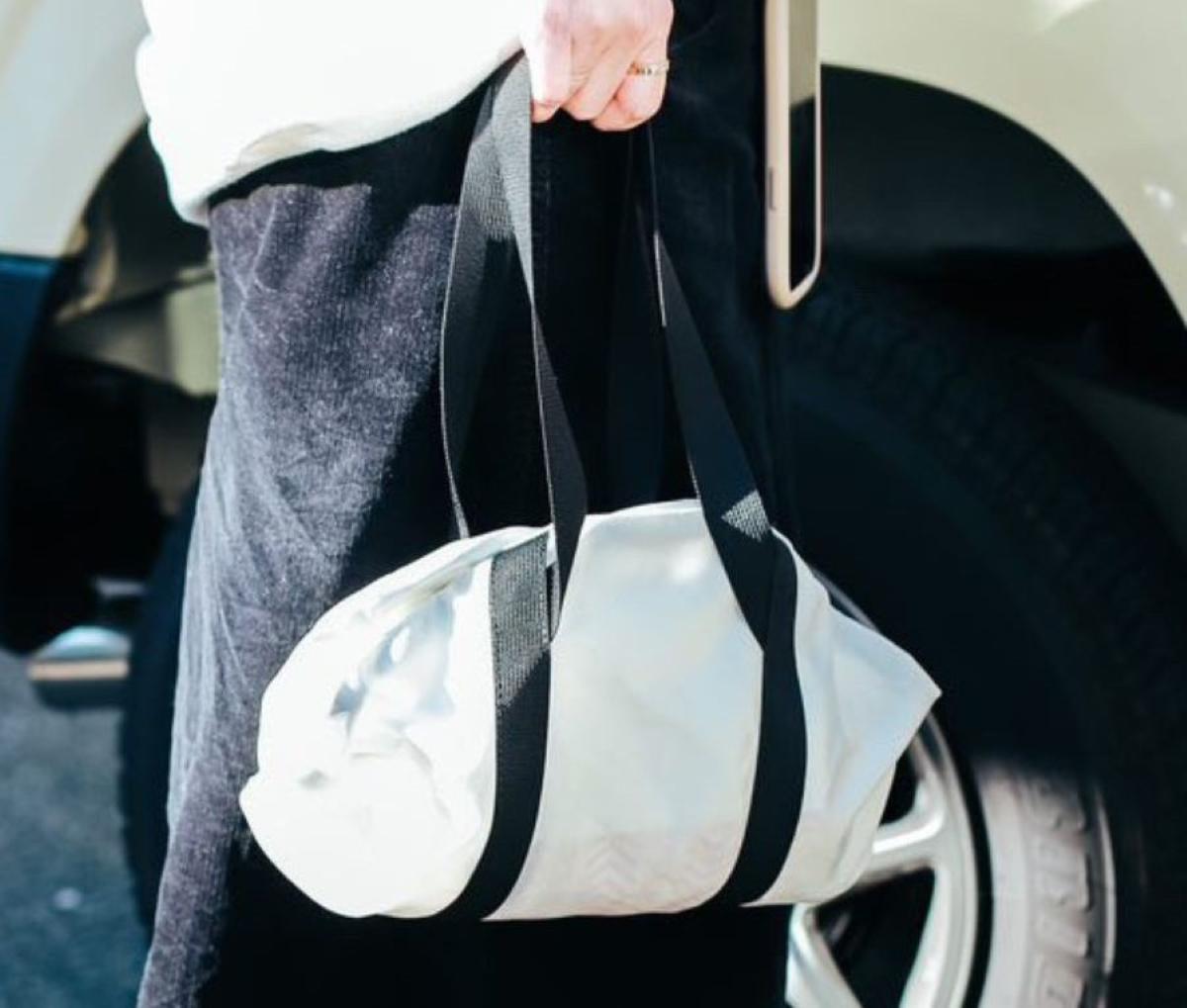 「車のエアバッグ」がバッグに変身。100グラム程度の軽さで高耐久、味のあるシワと色ムラがかわいい