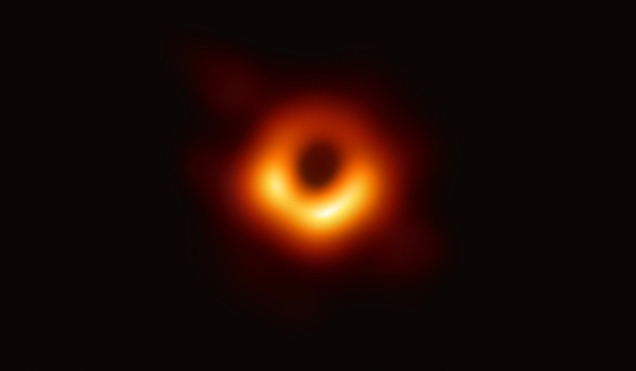 2019年に公開された、地球から5500万光年先にあるM87銀河のブラックホールシャドウの画像。この画像は、史上始めてブラックホールの存在を直接的に捉えたものとして、当時世界中で話題となった。あれから4年、研究はさらに進んでいる。