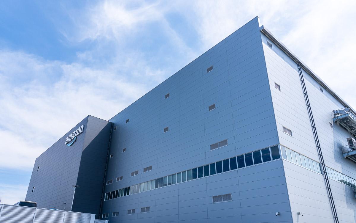 アマゾンの国内最大級「ロボット化倉庫」に潜入。最新技術と労働環境を