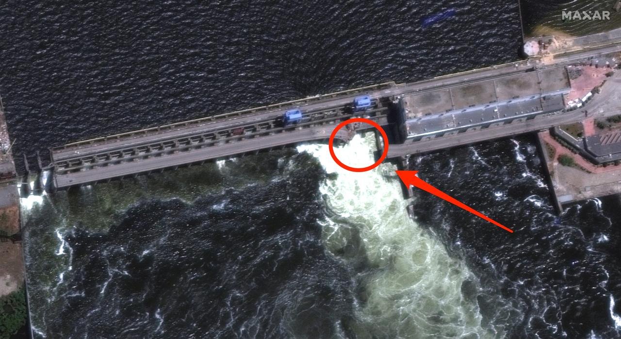 ダムが決壊する前の6月5日に撮影された画像。車道が破損していることが確認できる。