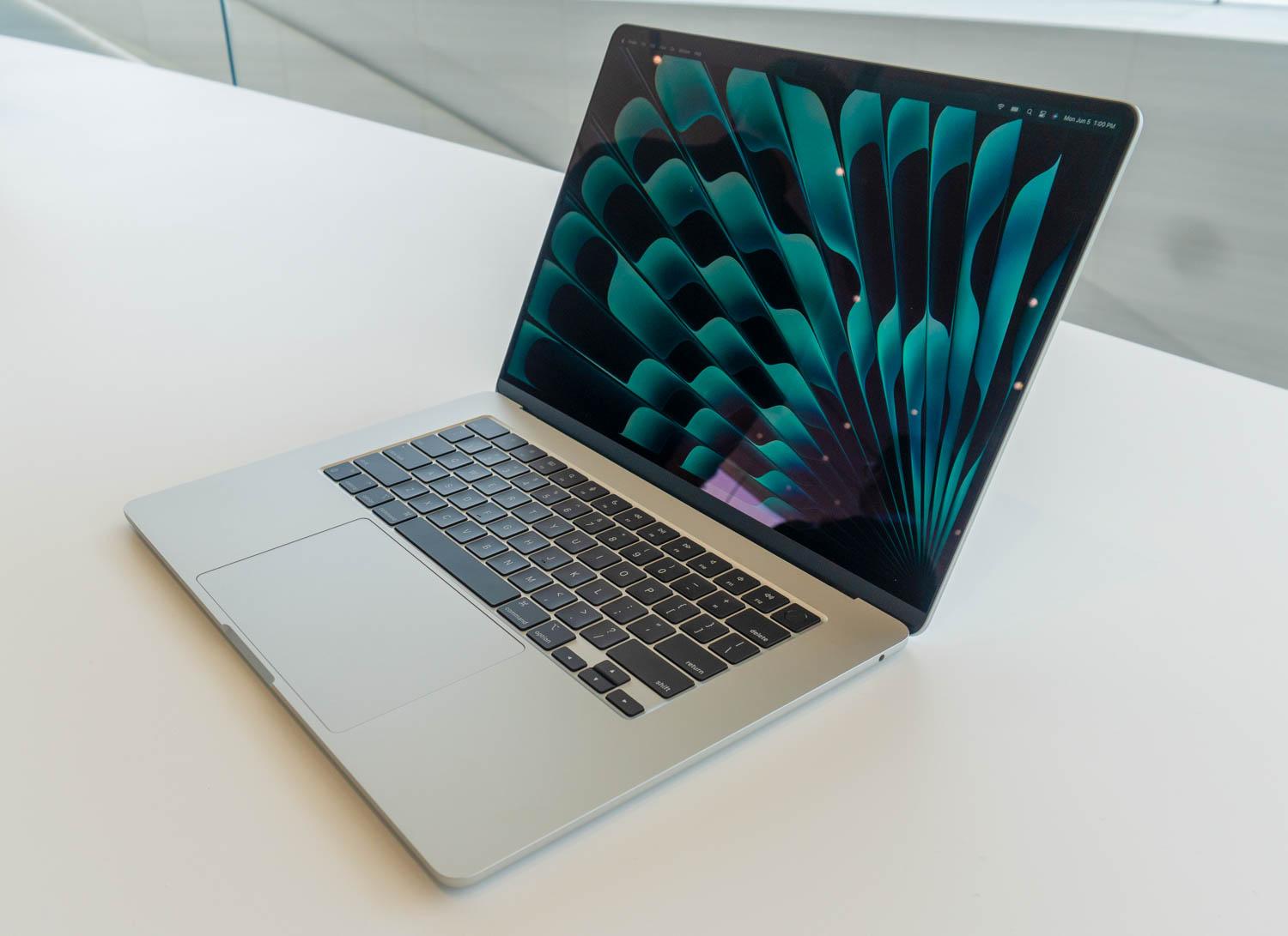 15インチ版 MacBook Air｣実機レビュー。｢大画面Air｣を選ぶポイントは1つだけ | Business Insider Japan