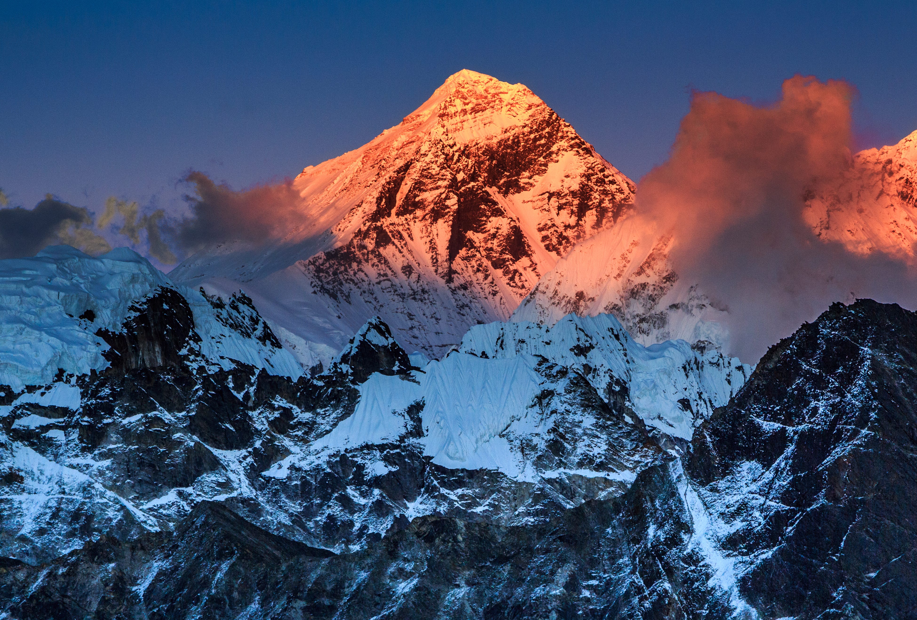 エベレストでは2023年、記録的な数の死者が出ている —— 関係者は気候変動と登山者の「不注意」が原因と指摘