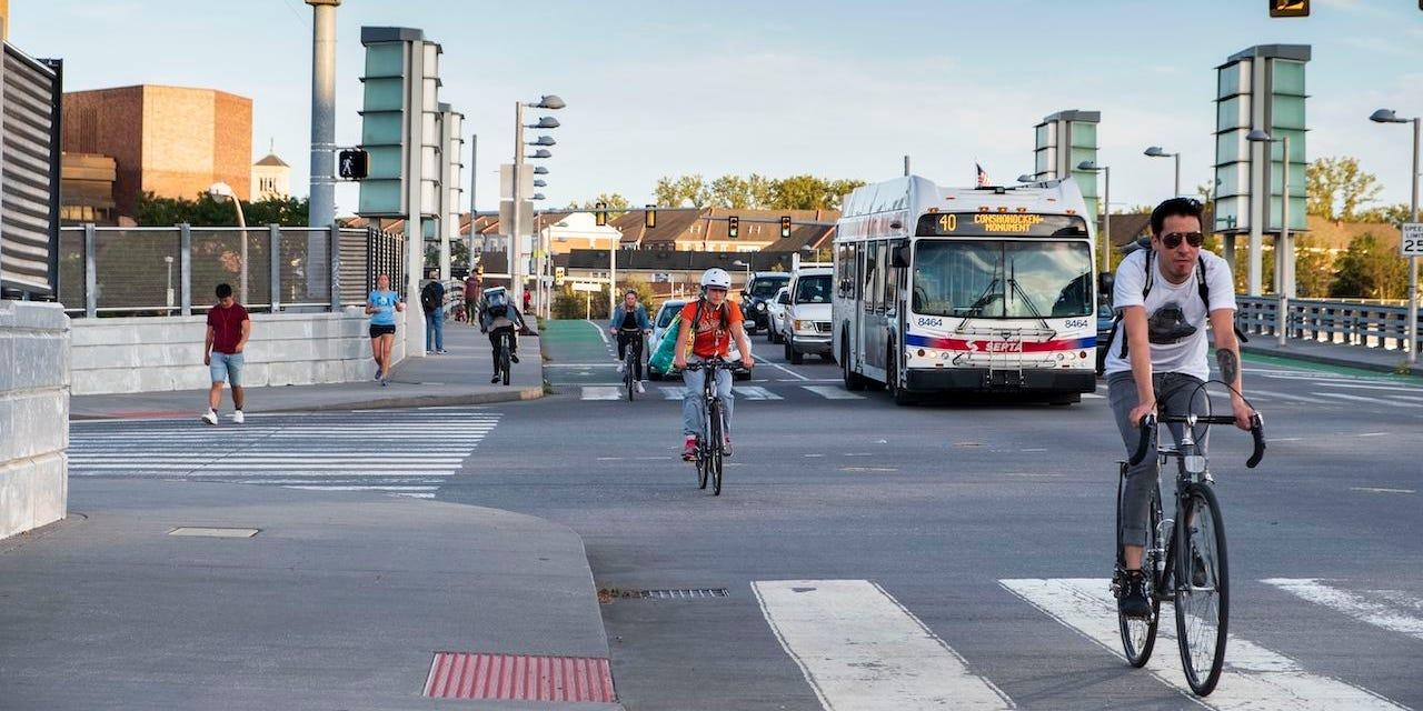 自転車ヘルメット義務化は有害？…人間だと認識されにくい、道路上の