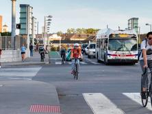 自転車ヘルメット義務化は有害?...人間だと認識されにくい、道路上の安全性が低下するといった研究結果も