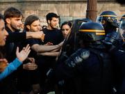 2023年6月30日、フランス・パリでデモを行う人々。