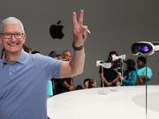 最新のヘッドセット｢ビジョン・プロ｣とアップルのティム・クックCEO。