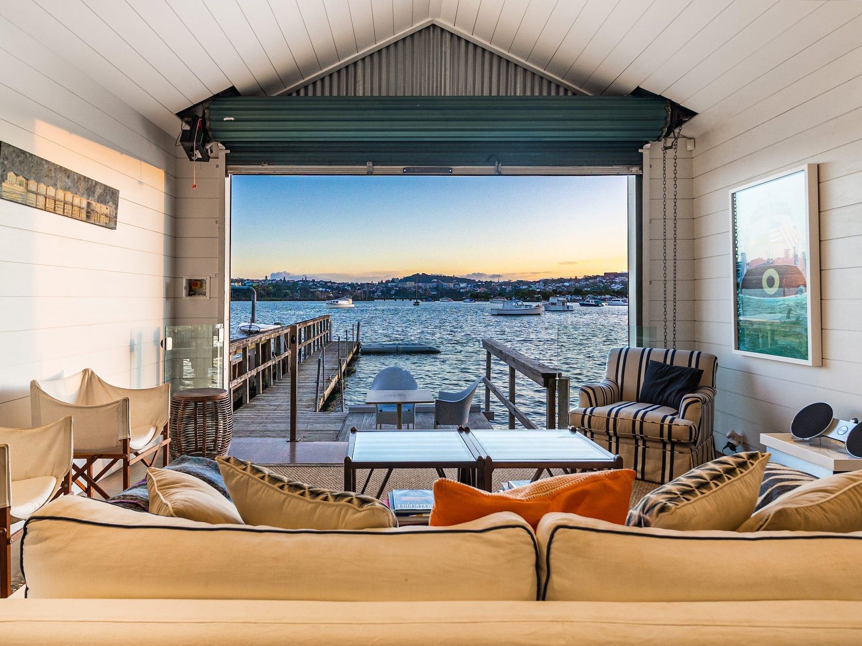 ベッドルームもバスルームもないのに約2億円で落札されたボートハウス