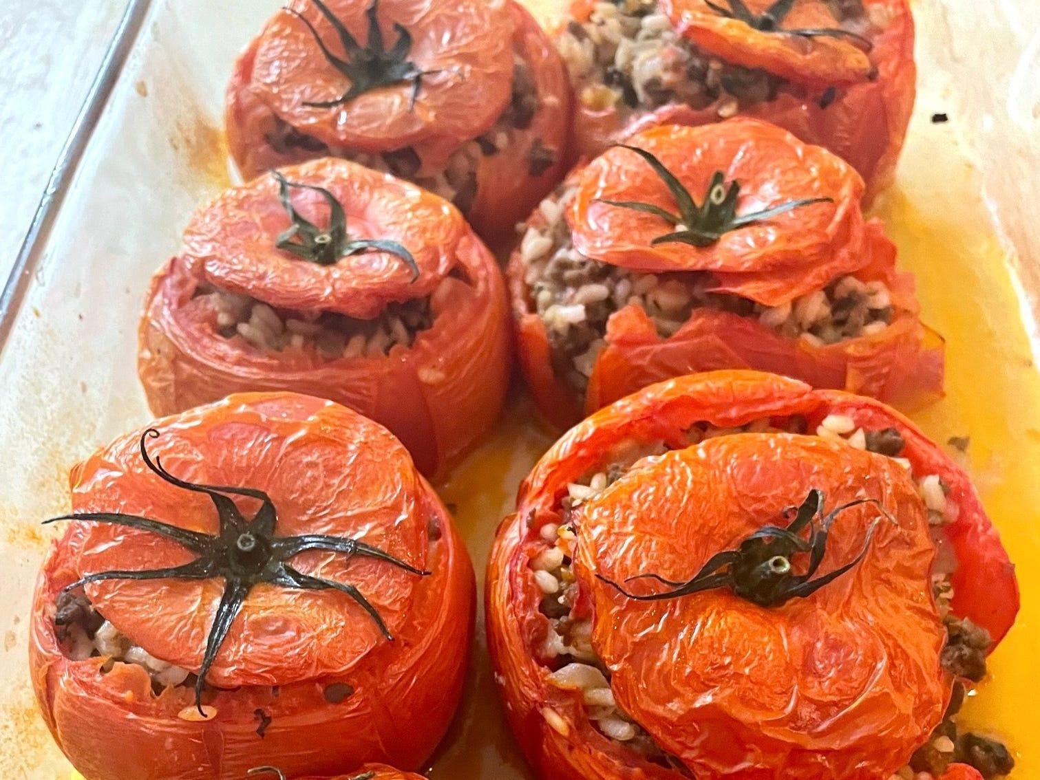 トマトが美味しい夏にぴったり！ 父に教わったギリシャの伝統料理「イェミスタ」の作り方