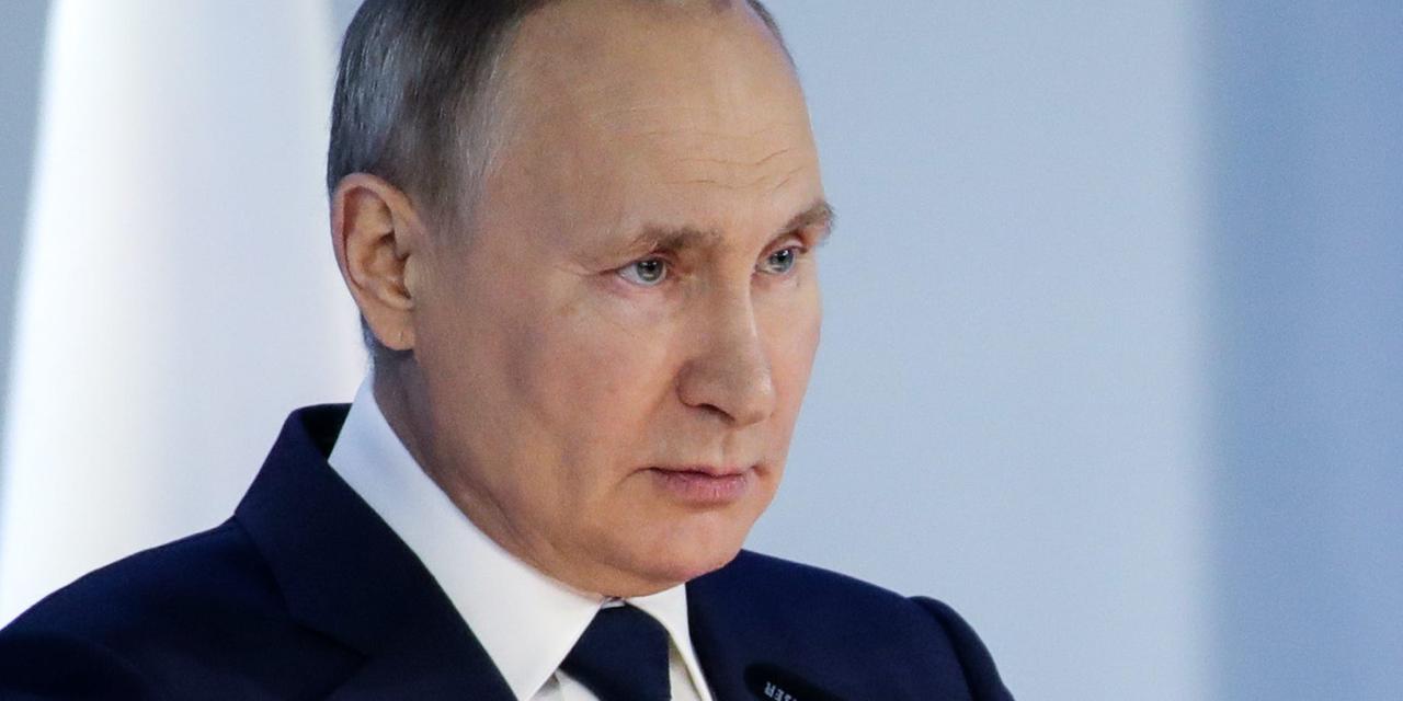 ロシア連邦議会で年次演説を行うプーチン大統領。