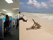 オフィスからビーチへ行く男性